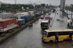 Banjir Rob Genangi Jalur Pantura Semarang