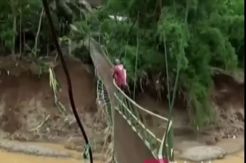 Terisolir Tiga Hari Akibat Banjir, Warga Nekat Keluar Bertaruh Nyawa
