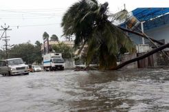 Topan Pukul Pantai Barat...