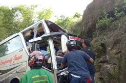 Bus Tabrak Tebing di Bantul, Dua Penumpang Tewas