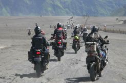 Serunya Membelah Jalur Pasir Berbisik Gunung Bromo dengan Moge