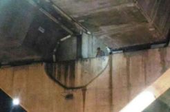 Nekat, Pria Misterius Panjat Kolong Tol JLNT Casablanca