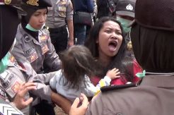Pembongkaran Bangunan Ricuh, Wanita Ini Bawa Balita Halangi Alat Berat