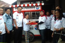 5 Pedagang Bakso di Minahasa Semringah Dapat Gerobak Gratis Perindo