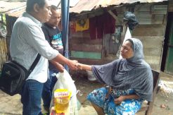 Tim Isnan Serahkan Bantuan kepada Warga Kurang Mampu