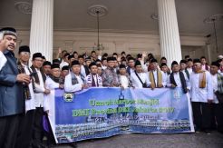 Anies Baswedan Berangkatkan 147 Marbot Masjid ke Tanah Suci