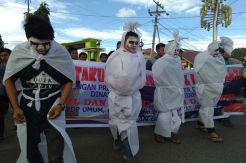 Protes Dinkes, Mahasiswa Sidimpuan Bawa Pocong