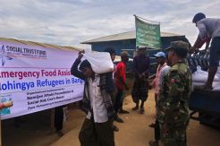 Imigran Rohingya Terima Donasi STF UIN Jakarta