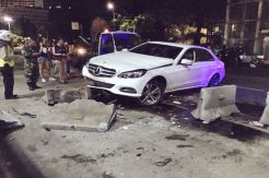 Mobil Mercy Dikemudikan Perempuan Cantik Tabrak Pembatas Busway di Tosari