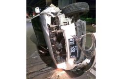 Terguling di Dekat Gardu Tol Rawamangun, Fortuner Ringsek