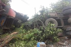 Rem Blong, Truk Gandeng Hantam Rumah Warga