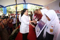 Menko PMK Bagikan Komputer, Buku, dan KIP di Klaten dan Boyolali