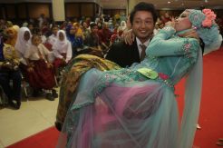 Bahagianya Pasangan Nikah Siri Berebut Ikut Nikah Massal