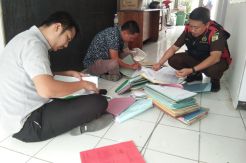 Cari 63 Dokumen, Kejari Karawang Geledah Kantor Dinas Koperasi dan UMKM
