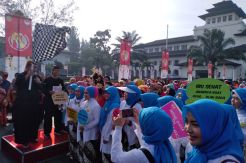 Warga Antusias Ikuti Gerak Jalan Sehat Ibu dan Anak Perwosi Jabar