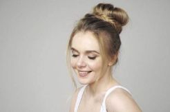 Tampil Sempurna dengan Tatanan Rambut High Bun Saat Natal