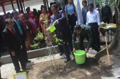 Jokowi Ajak Rimbawan UGM Atasi Belum Optimalnya Pengelolaan Hutan