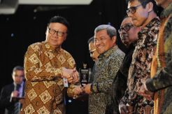 Gubernur Aher Raih Leadership Award 2017 dari Kemendagri