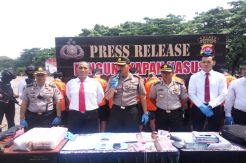 Puluhan Ribu Bungkus Saos Tak Berlabel Halal dan Kedalursa Diamankan