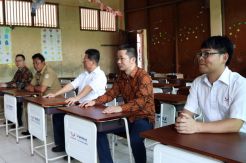 Wuling Beri Bantuan Fasilitas Pendidikan di Cikarang