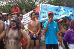 Warga Perumahan Elite Sentul City Unjuk Rasa dengan Bertelanjang Dada