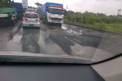 Jalan ke Gerbang Tol Karawang Timur Rusak Parah, Kemacetan Mengular