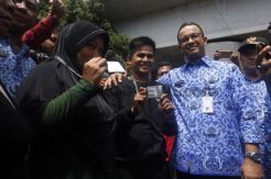 Siapkan Lahan di Jalan Jatibaru, Anies Serahkan Kartu PKL Tanah Abang