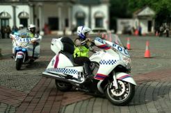 Polwan Cantik Beratraksi di Atas Moge