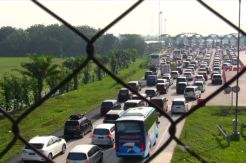 Libur Panjang, Begini Antrean Kendaraan di Tol Palimanan