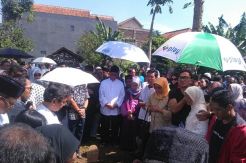 Almarhum Prof Dede Mariana di Mata Gubernur Aher dan Deddy Mizwar