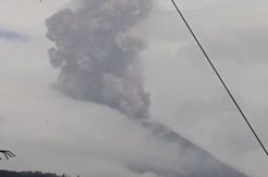 Gunung Agung Erupsi Magmatik, Abu Vulaknik Mengarah ke Timur Laut