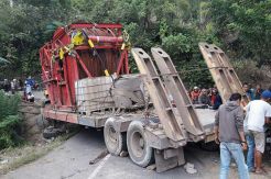 Trailer Masuk Parit, Lalu Lintas Kerinci-Merangin Lumpuh