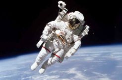 Astronot Pertama yang...