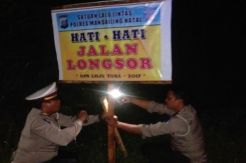 Jalan Penghubung 4 Kecamatan di Mandailing Natal Tertutup Longsor