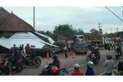 Rem Blong, Truk Pengangkut Alat Berat Hantam 8 Rumah di Kota Batu
