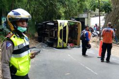 Bus Pengangkut 25 Pelajar Terguling di Lembang