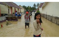 Sungai Randomayang Meluap Rendam Rumah Warga Nelayan di Mamuju Utara