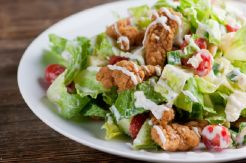 Tak Bikin Gendut, Sarapan Salad Ayam Goreng Yuk!