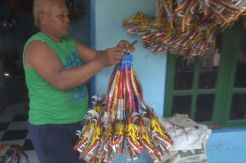 Jelang Tahun Baru, Perajin Terompet Ini Raup Rp15 Juta
