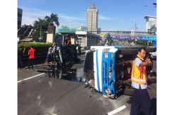 Kecelakaan Lalu Lintas, Truk dan Fortuner Terbalik di Tol Cawang