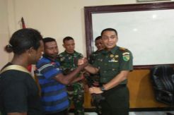 Mantan Tentara OPM Serahkan Senapan dan Granat ke TNI AD
