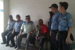 Petugas P3S Boyong Seorang Lansia yang Telantar di Lebak Bulus