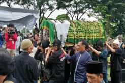 Babeh Yon Koeswoyo Dimakamkan, Tenanglah Dalam Tidur Panjangmu