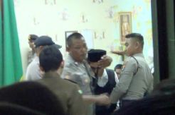 Keluarga Korban Pembunuhan Mengamuk dan Serang Terdakwa