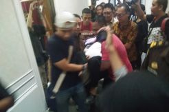 Hendak Dijebloskan ke Tahanan, Tersangka Korupsi Revitalisasi Pasar Pingsan