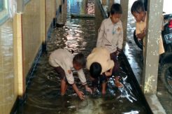 Siswa SD Pabean Kota Pekalongan Belajar di Tengah Genangan