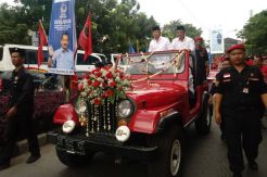 Naik Jip Merah Menyala, Pasangan Hasanah Daftar ke KPU Jabar