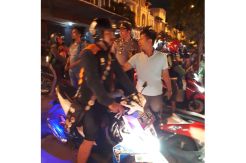 Rosi Dipukul, Puluhan...