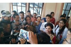Cagub Cantik Karolin Margret Natasa dan Wakilnya Jalani Tes Kejiwaan