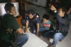 Ditodong Pistol, Sepasang...